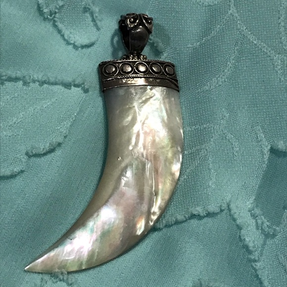 Mother of pearl tooth shaped pendant - Picture 2 of 6